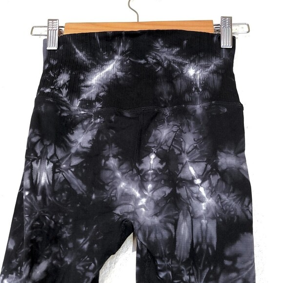 FREE PEOPLE Om Shanti Good Karma Ankle Crop Yoga Leggings Black Tie Dye XS Small - Picture 8 of 10